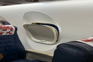 印度香料航空（SpiceJet）SG1080航班舷窗窗框突然松动并几近脱落